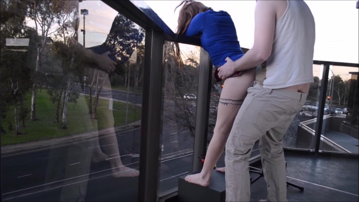 The girl sucked on the balcony