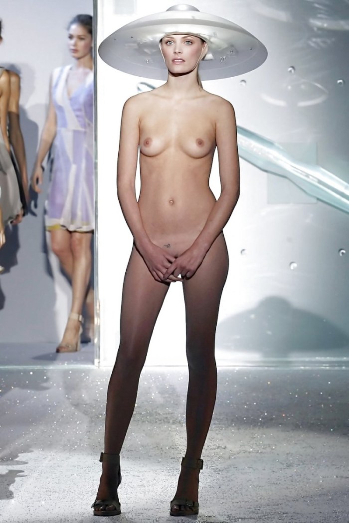 Tyra Banks Naked at the fashion show