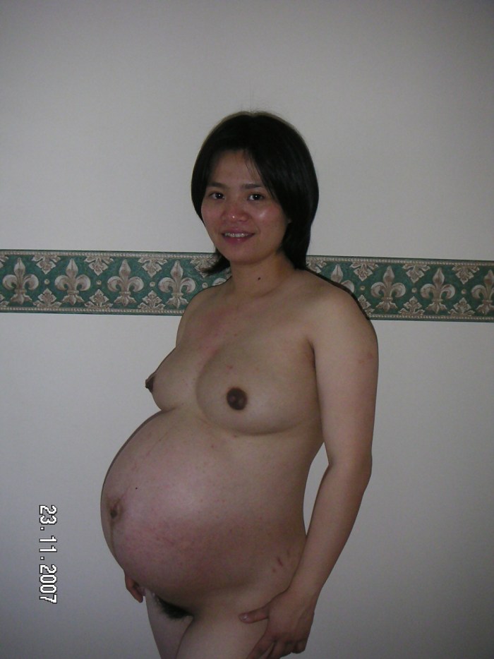Naked pregnant Chinese woman