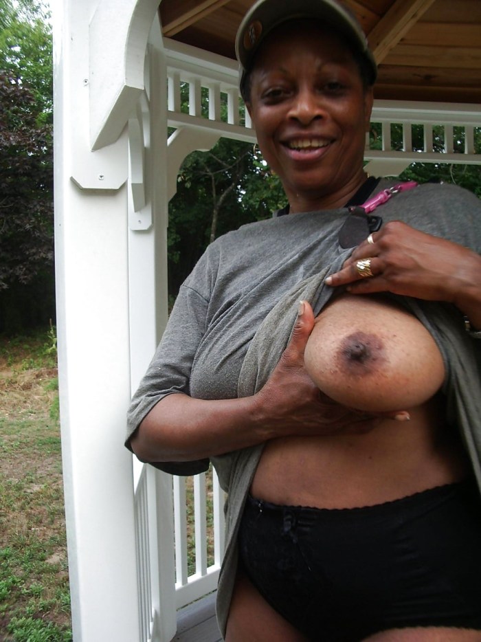Ebony amateur old tits