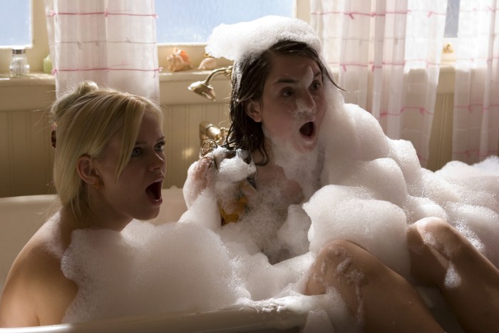 Emma Roberts Aquamarin in the bathroom