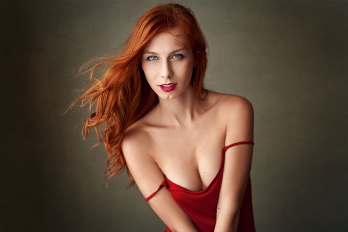 Red -haired shameless Victoria