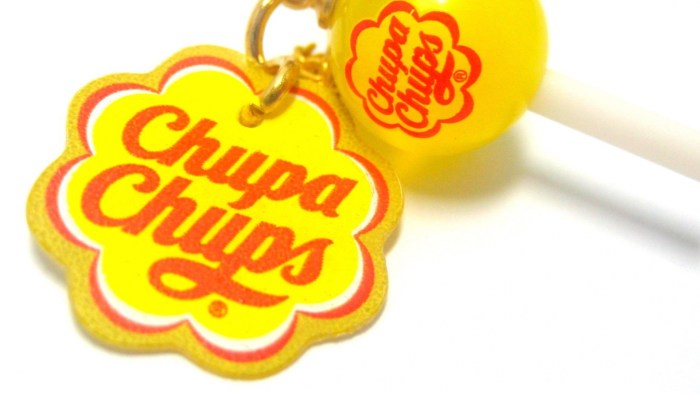 Masturbation of girls with a candy