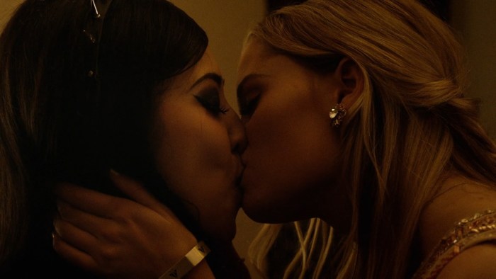 Carolina and Nico Fugitives kiss