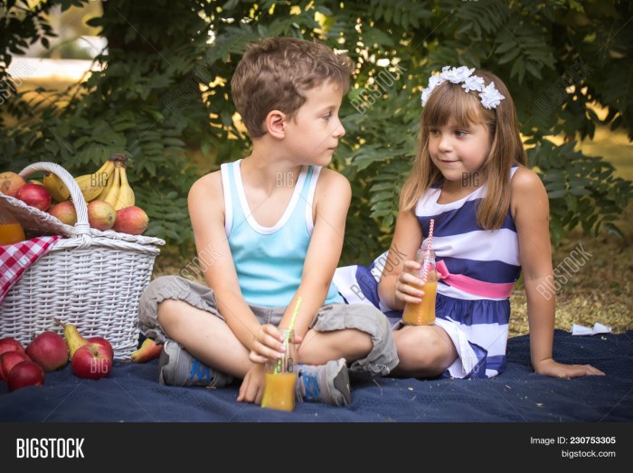 Fat Girls Sat on the Table and Played with the Boy