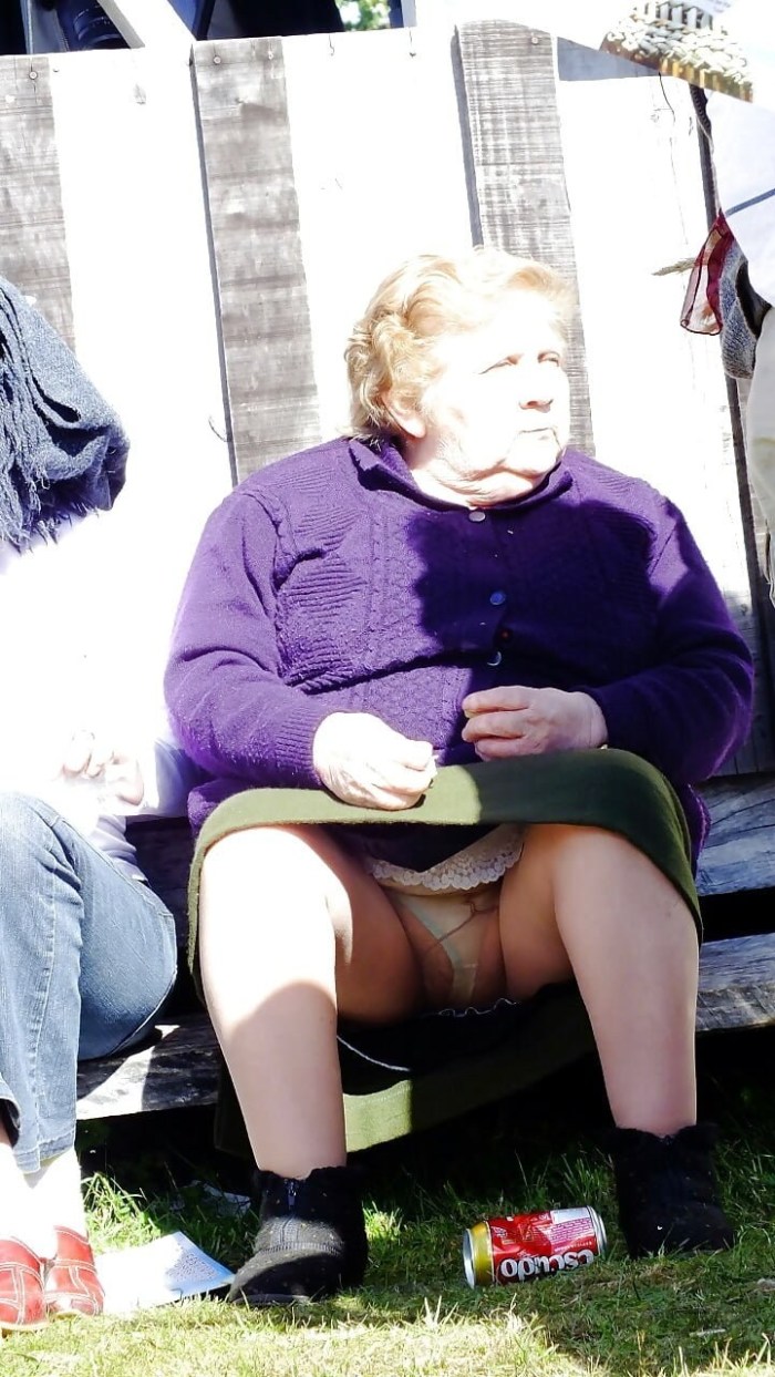 Under the skirt of mature mothers