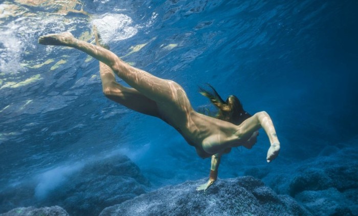 Naked diving caramel