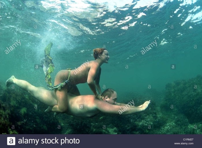 Naked pussy in the pool under water