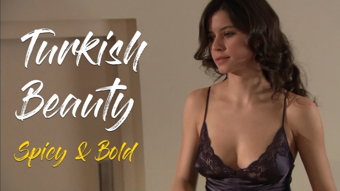 Beren Saat beeter naked