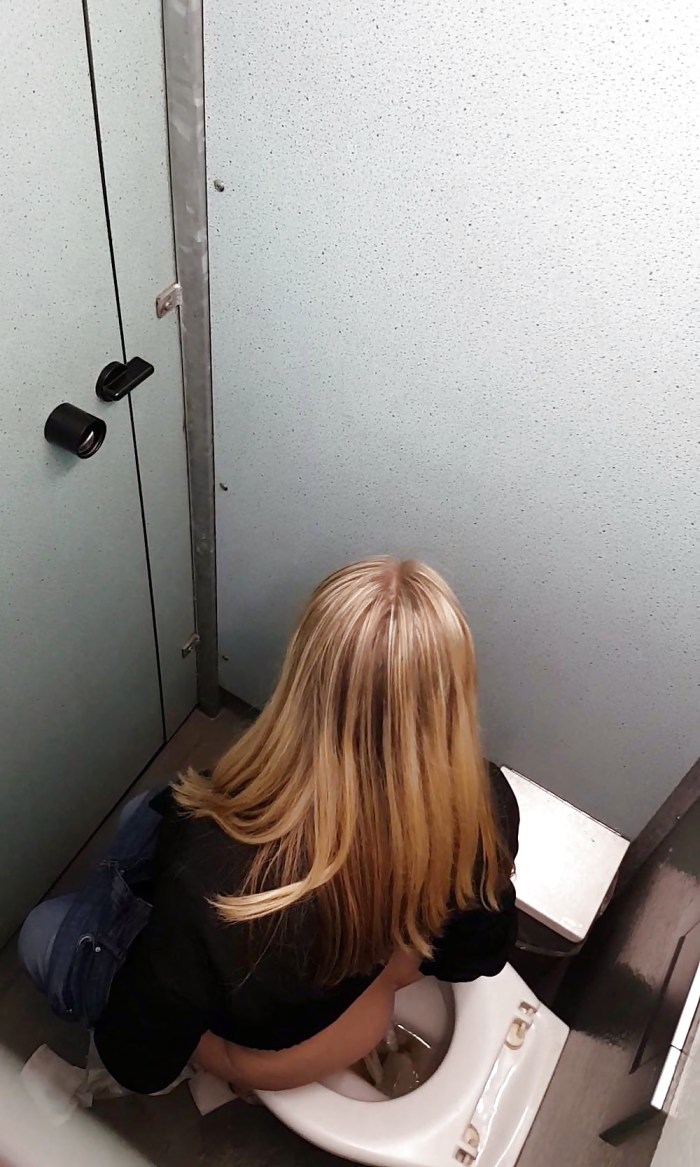 Big ass in the toilet
