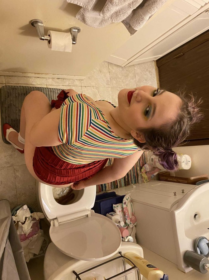 The girl pronounces the Japanese Poop in the toilet