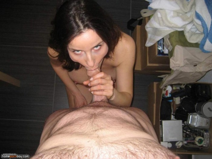 Photo Mature wife shows that the husband’s dick does not fit in her hands