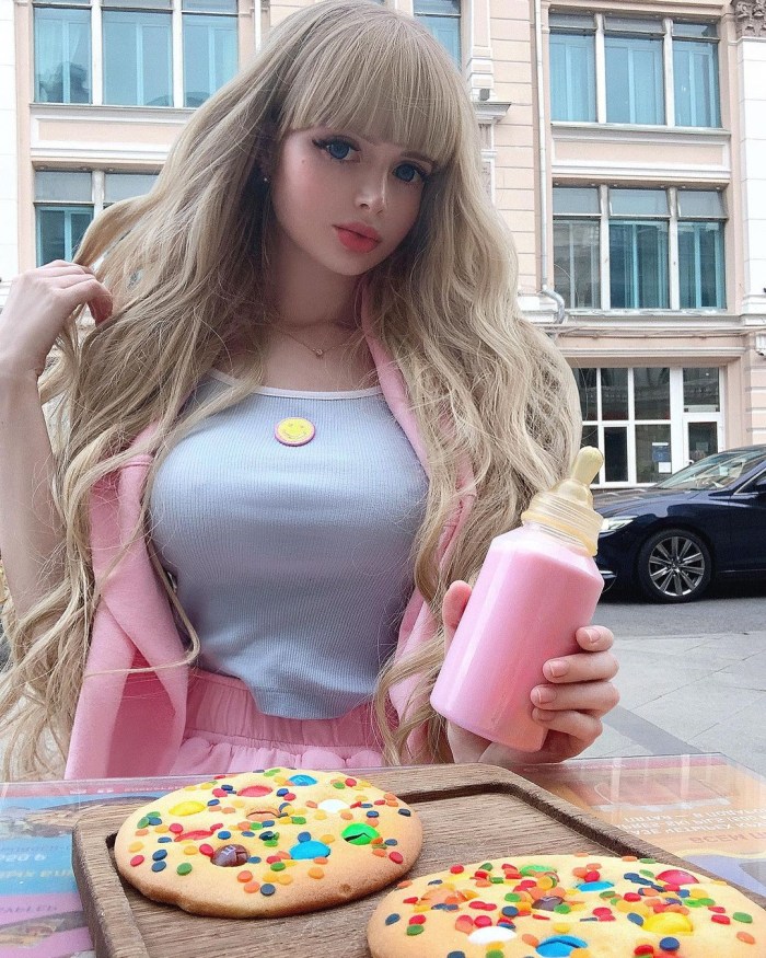 Angelica Kenov's legs