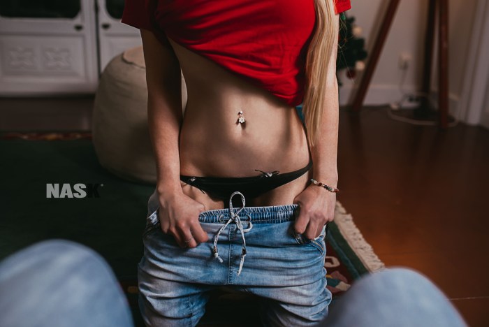 Pierce navel in jeans