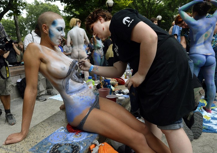 Public naked bodyar