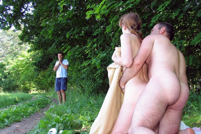 Exhibitionists in nature
