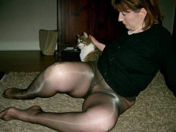 Older women in pantyhose without panties