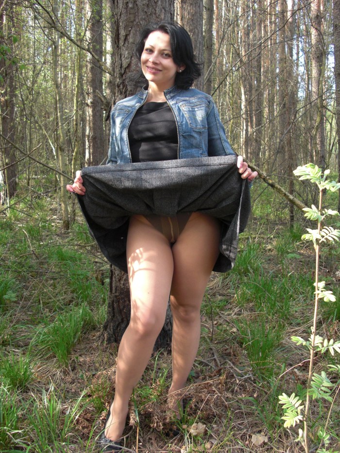 Mature without panties under the skirt