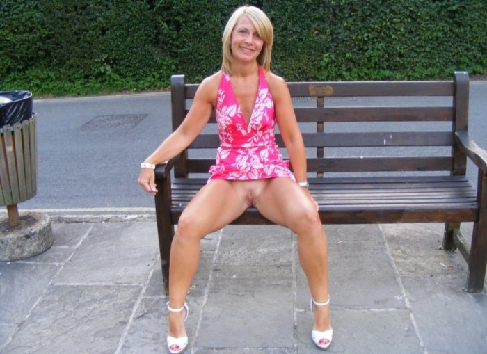 Mature in a skirt and without panties