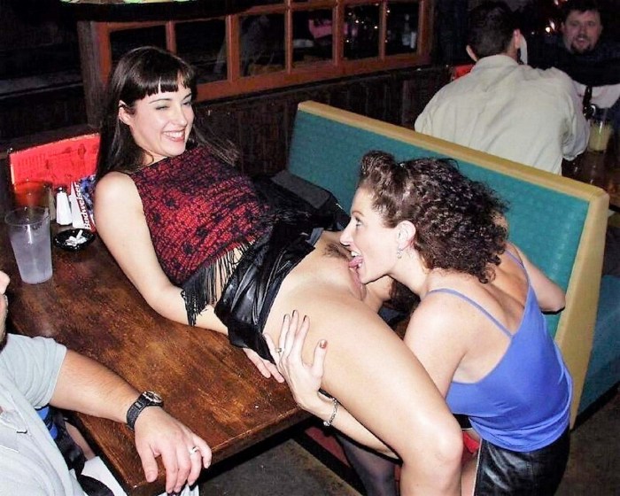 Cunnilingus in a public place
