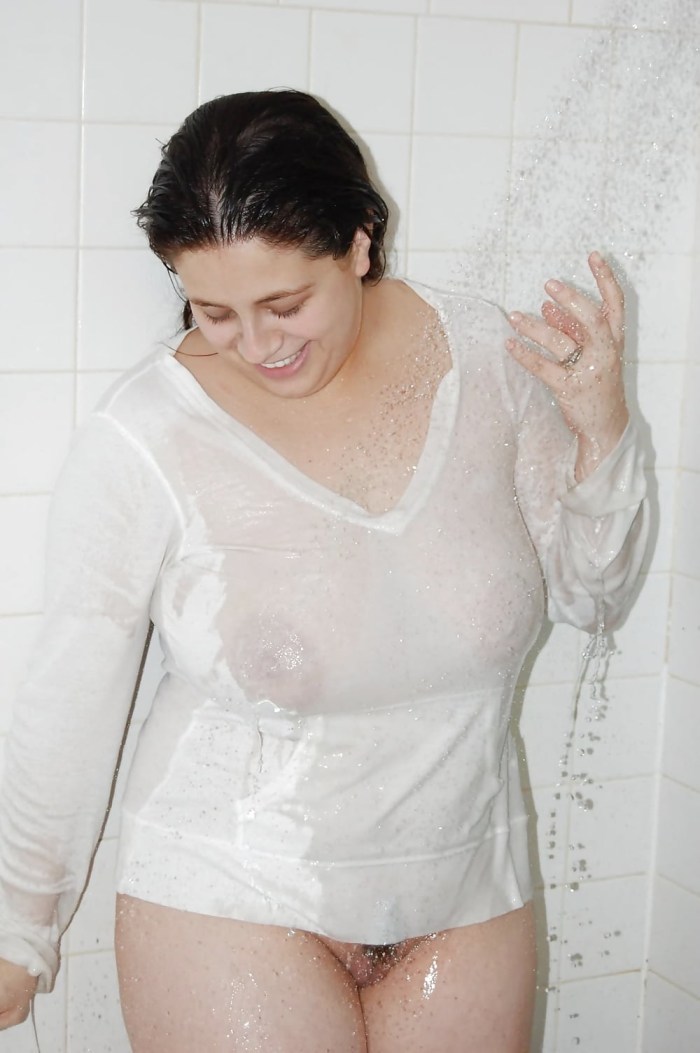 Busty dumplings in a T -shirt in the shower